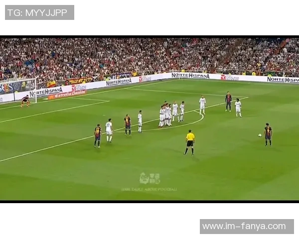 梅西怒斥裁判任意球争议现场频繁摆球与手势互动引发热议 梅西怒斥裁判任意球争议现场频繁摆球与手势互动引发热议