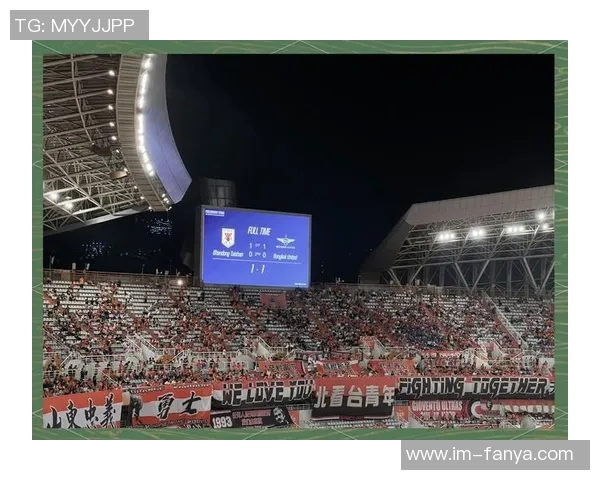 北看台球迷用手电筒拼出冠军奖杯形状为国安加油助威亚冠二国安战麦克阿瑟